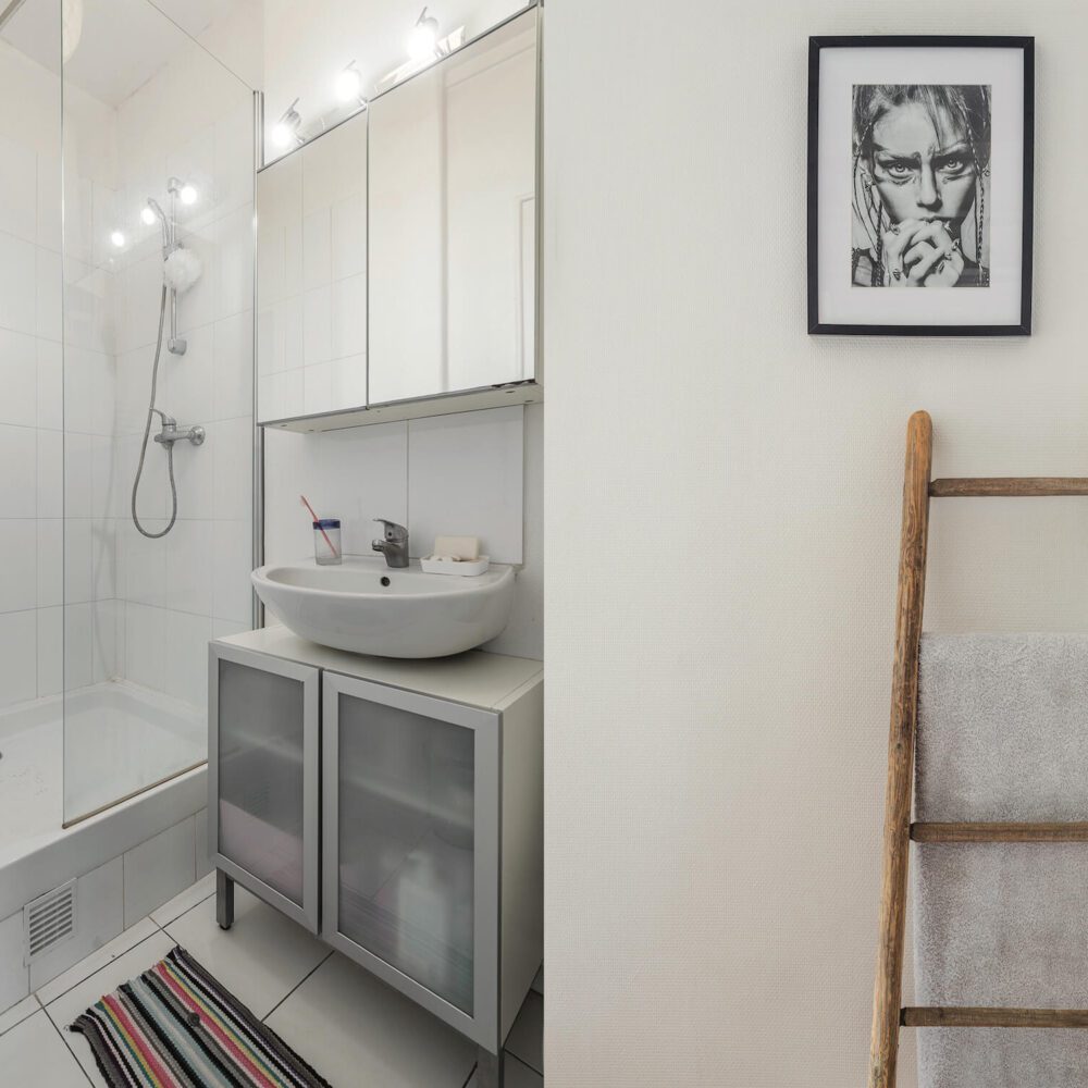 salle d'eau avec douche confortable pour cet apparetement de deux pièces en evnte rue de Vaucouleurs à Paris 11, quartier Oberkampf, Jean-pierre Timbaud. 21juin.immo