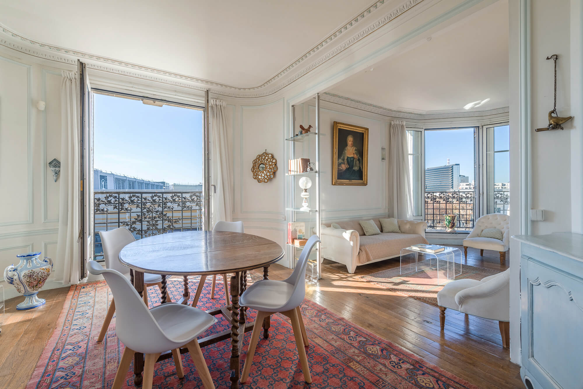 Appartement en vente par l'agence immobilière 21juin. vue générale de la réception avec vue dégagée et balcon. 21juin.immo