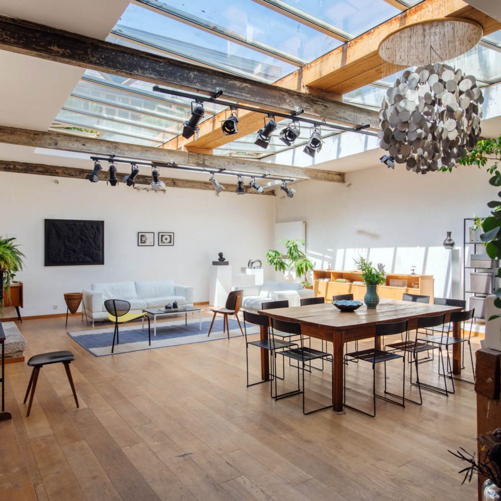 Depuis l'entrée de cette maison avec extérieur, toit jardin et terrasse, une des plus ancienne du quartier de belleville et jourdain, découvrez cette galerie de style industrielle. Cette maison, loft, atelier est en vente à Paris 20 par immobilière 21 juin. Patrice Juin.