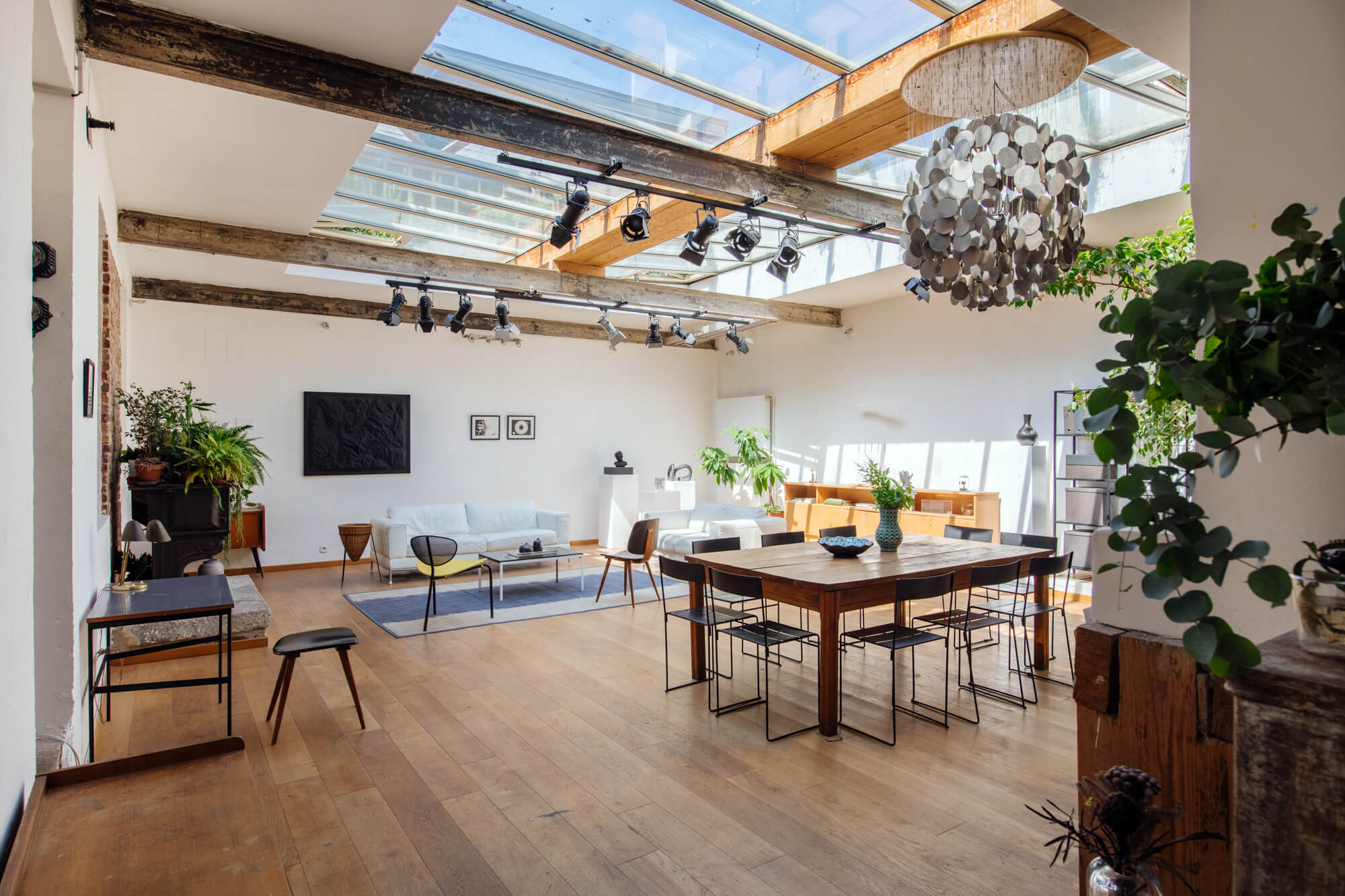 Depuis l'entrée de cette maison avec extérieur, toit jardin et terrasse, une des plus ancienne du quartier de belleville et jourdain, découvrez cette galerie de style industrielle. Cette maison, loft, atelier est en vente à Paris 20 par immobilière 21 juin. Patrice Juin.