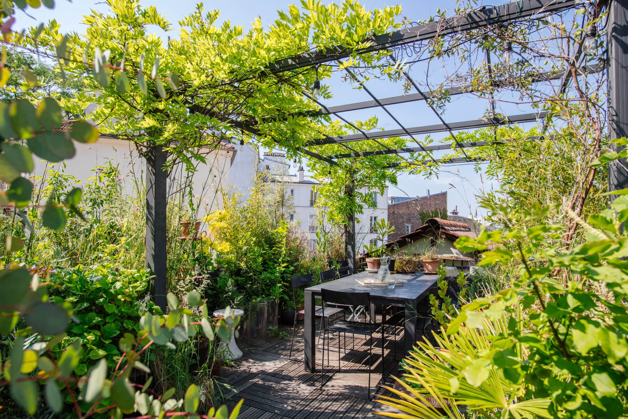 Voici le toit terrasse plein ciel de cet ancien atelier de menuiserie et de sa maison en vente par l'agence Immobilière 21juin, entre Jourdain et le parc de Belleville. un bien d'exception avec extérieur. au calme absolu. Patrice Juin