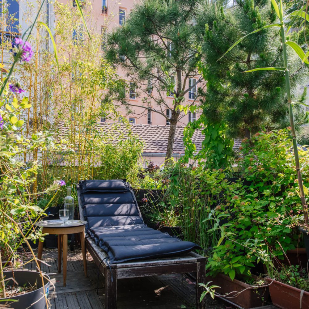 Caché sur le toit de la maison atelier loft, ce petit coin de repos paradisiaque dans un jardin suspendu en plein du Paris de belleville et de jourdain. Patrice Juin, 21juin.immo.