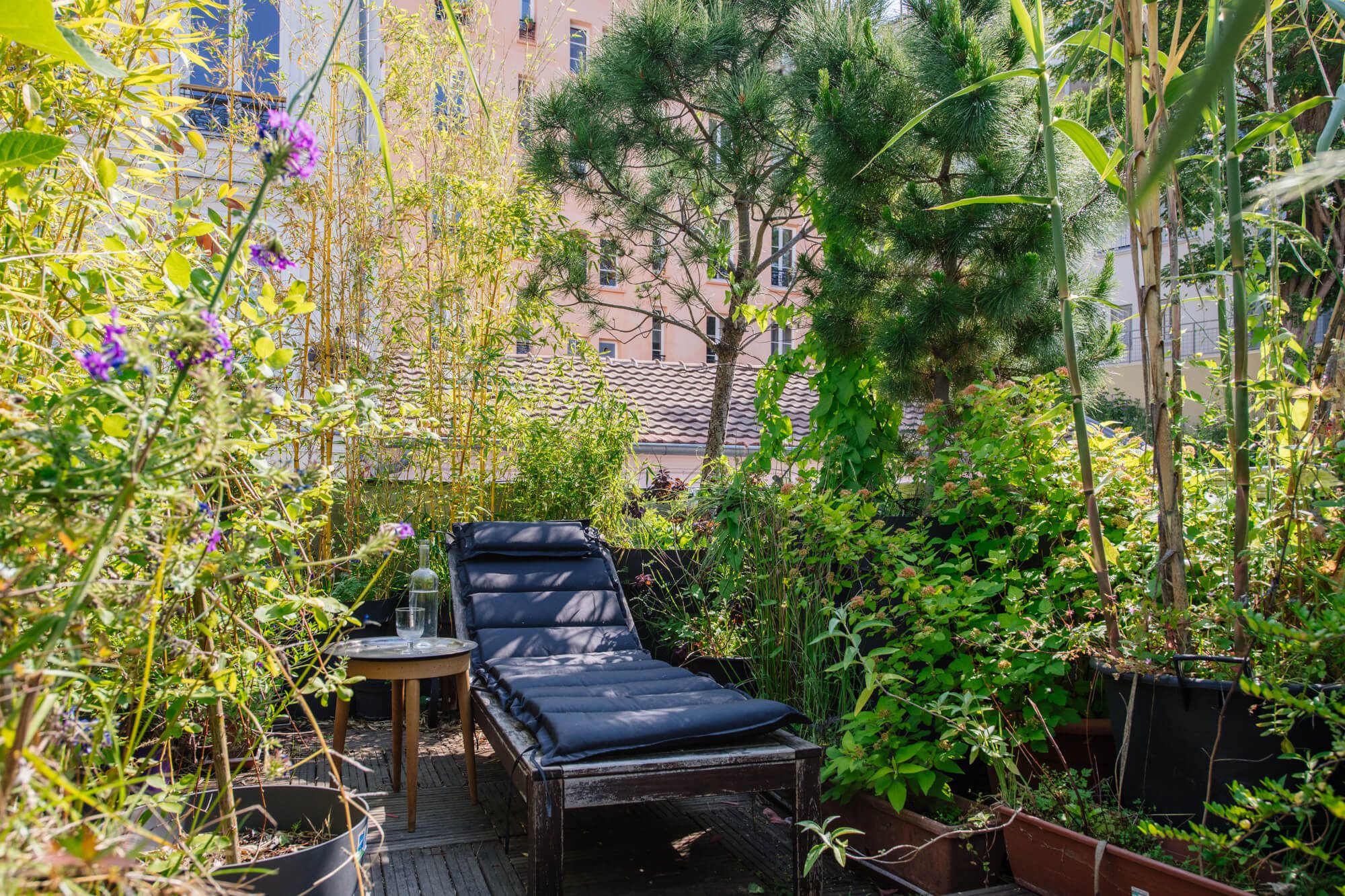 Caché sur le toit de la maison atelier loft, ce petit coin de repos paradisiaque dans un jardin suspendu en plein du Paris de belleville et de jourdain. Patrice Juin, 21juin.immo.