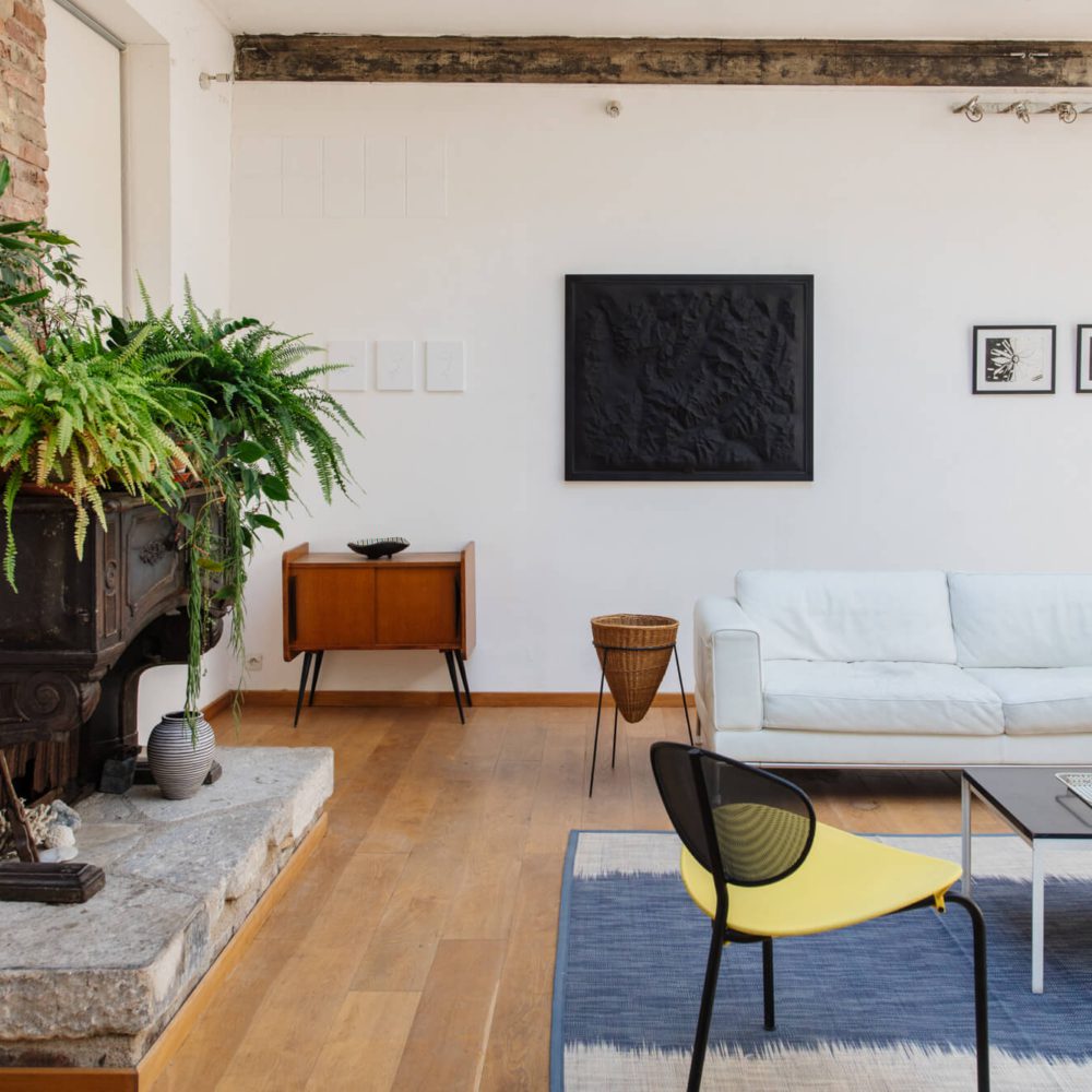 Gros plan sur la cheminée de ce loft galerie en vente dans le quartier de Jourdain, Parc de Belleville. Une maison atelier, unique à Paris en vente par l'agence Immobilière 21JUIN.