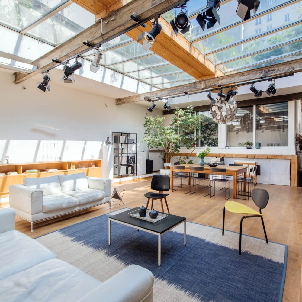Autre angle de vue sur cette immense pièce qui fait office de salon, salle à manger, showroom, galerie d'art. La vente de cette maison atelier loft avec jardin suspendu et toit terrasse est assuré par Patrice JUIN chez 21juin.immo.