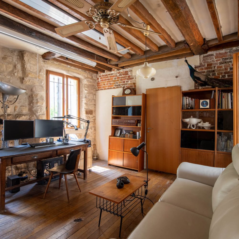 Le bureau au style industriel, au rez-de-chaussee de la maison loft atelier. En vente par Immobilière 21juin, Patrice Juin