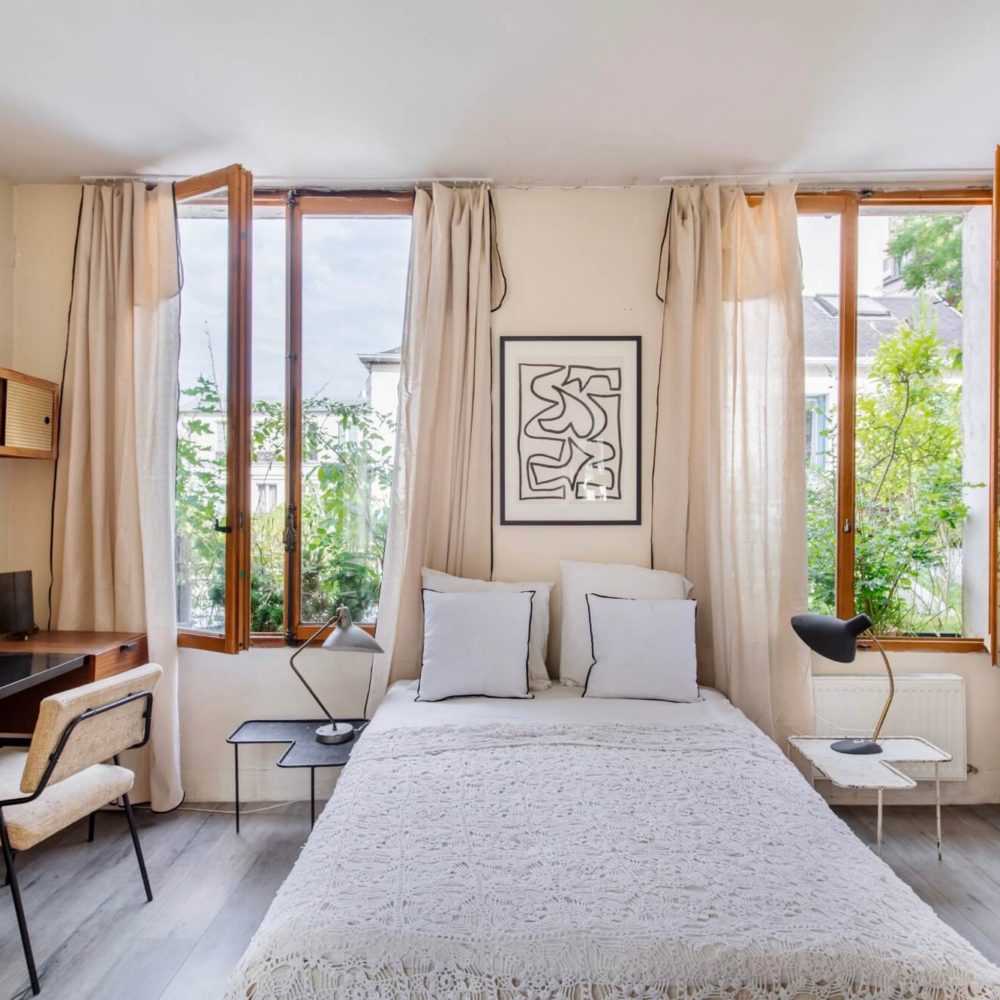 Vue sur la grande chambre, au dessus de la galerie de cette maison, à la fois loft et atelier en vente à Paris 20. 21juin.immo