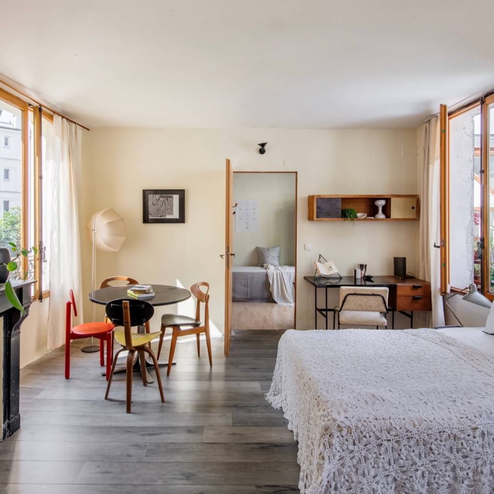 Vue avec ouverture sur une troisième chambre dans la maison avec exterieur en vente à Paris 20, à Jourdain. Ce lieu né d'ancien atelier et loft est vendu par 21juin.immo