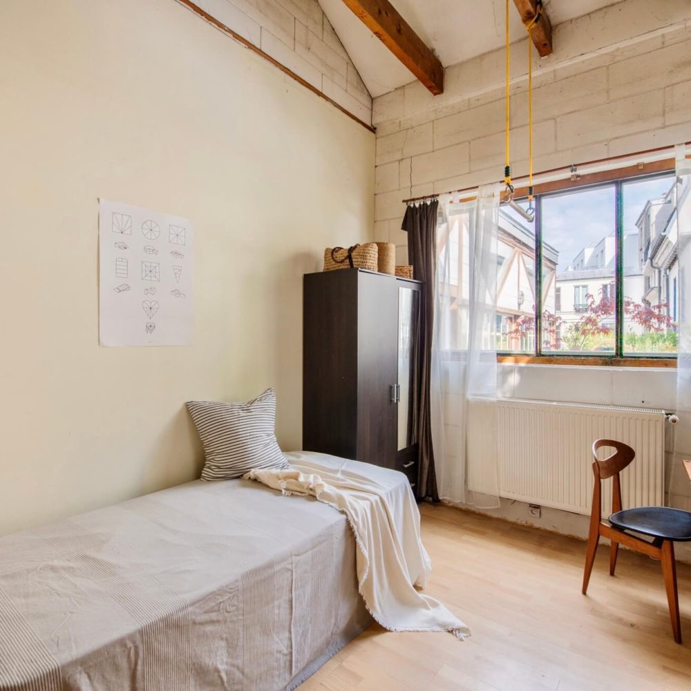 La troisième chambre, avec plus de 4 mètre de hauteur sous plafond et un trapèze ! Maison atelier loft dont la vente est assuré par Immobiliere 21JUIN.