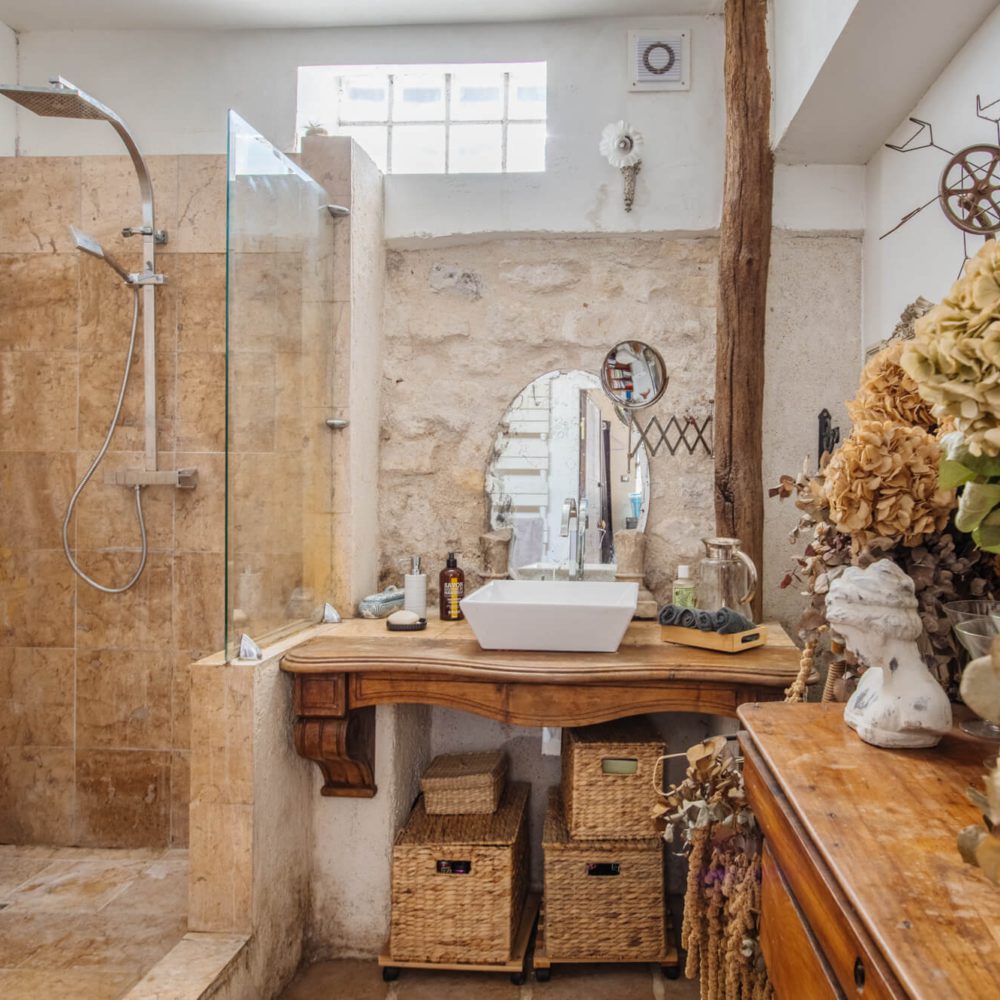 vue frontale de la salle de bain de la maison loft et atelier en vente à Paris 20 par Immobilière 21juin