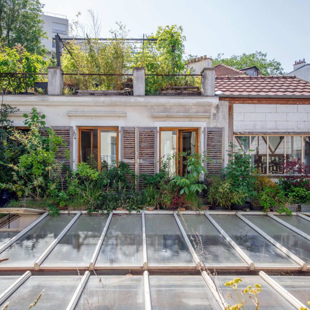 Vue de la verrière qui surplombe la galerie et de la façade arrière de la maison avec l'accès au toit terrasse. Loft et atelier avec jardin, mise en vente par patrice Juin de l'agence Immobilière 21JUIN
